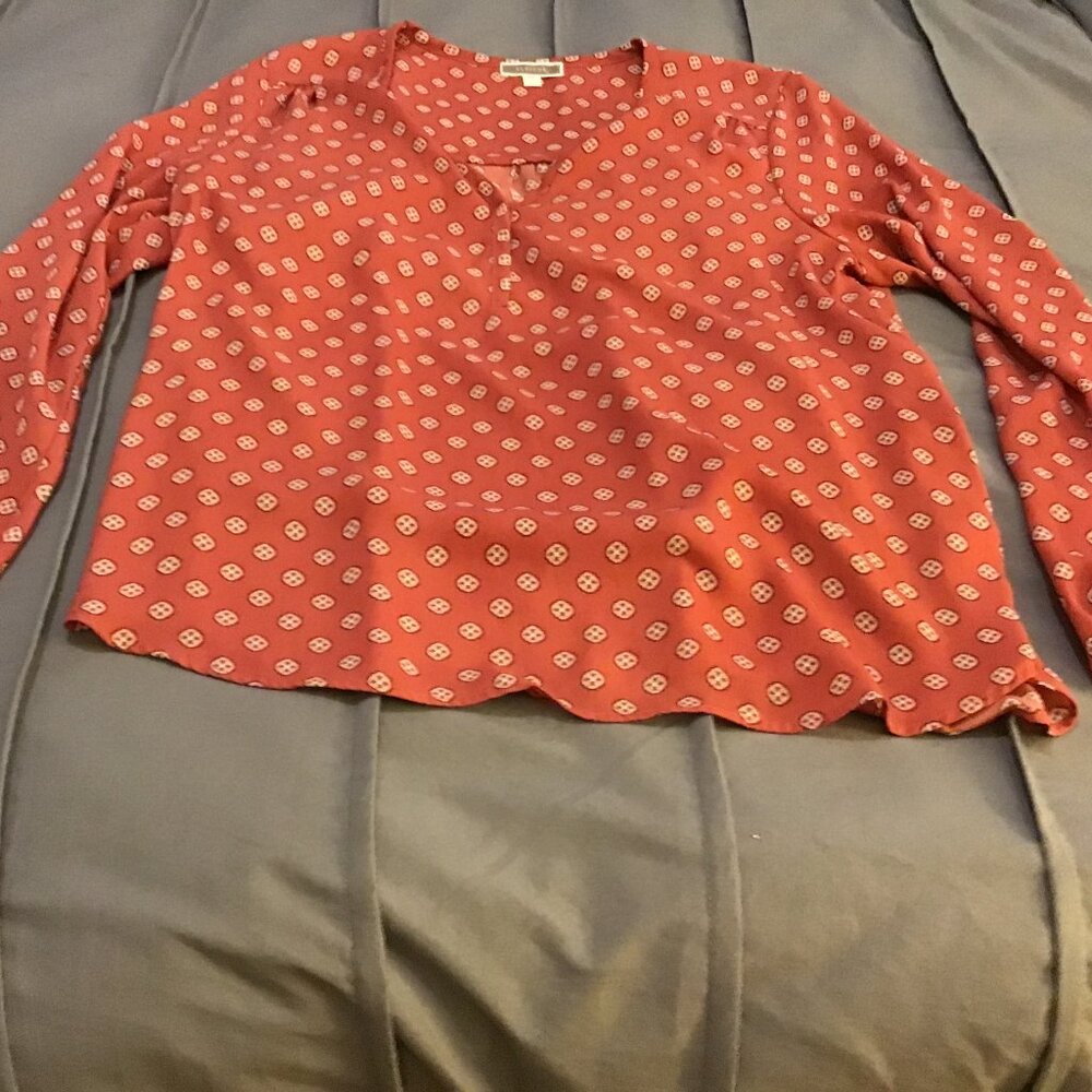 Pleione Long Sleeve Blouse – Size Large – Brownish Red w/ Beige Square Print